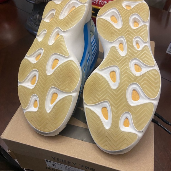 Yeezy 700 v3 - Picture 5 of 5
